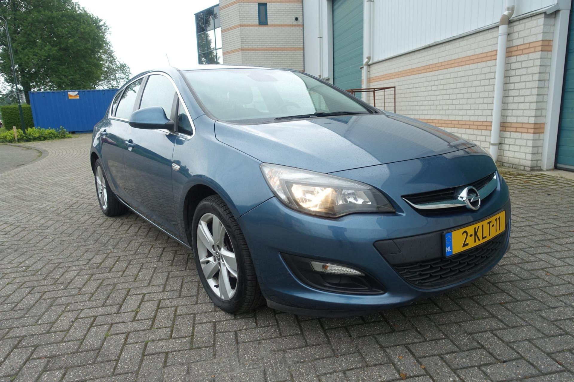 38418457-2.jpg
