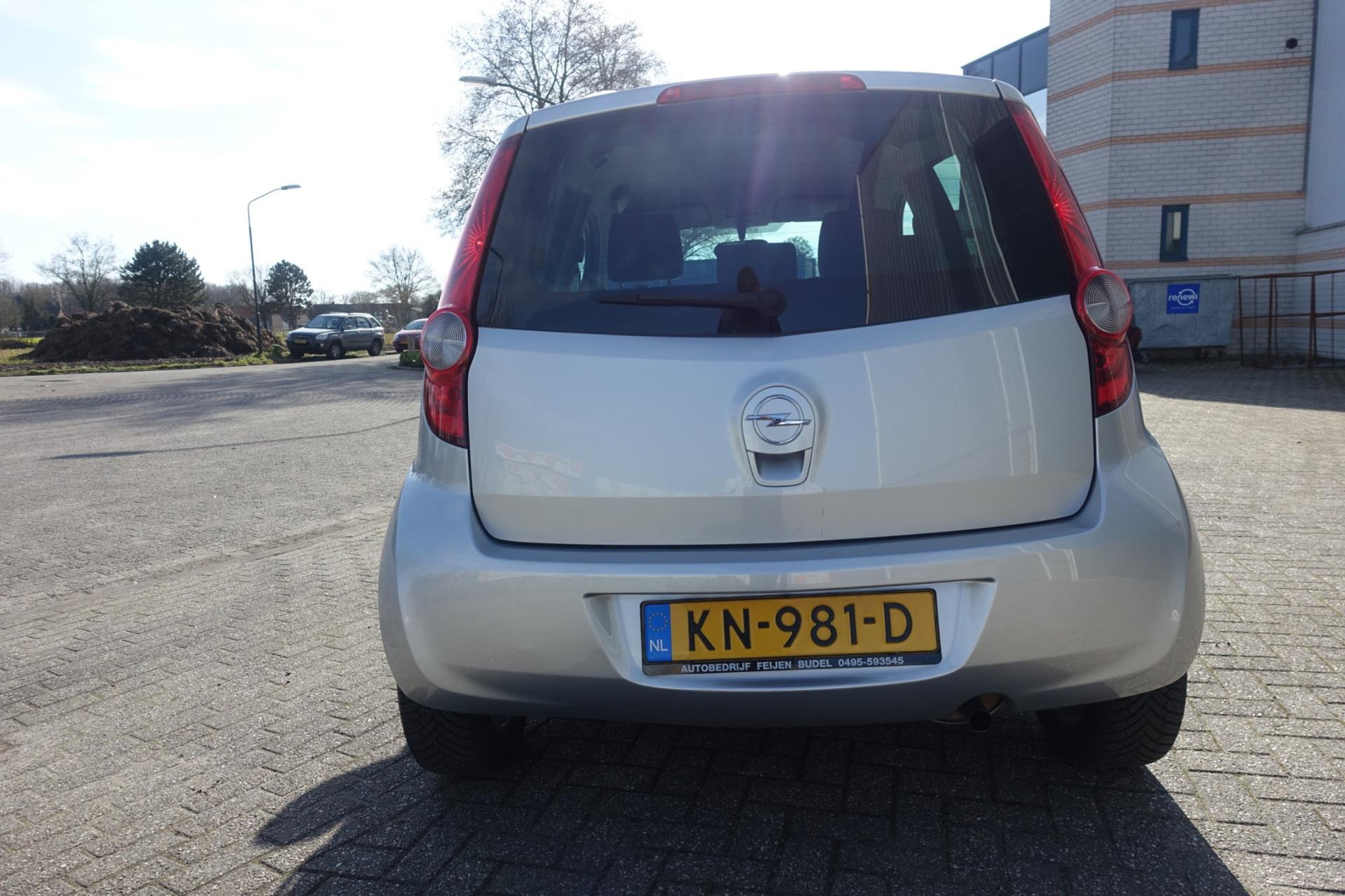 43396536-6.jpg