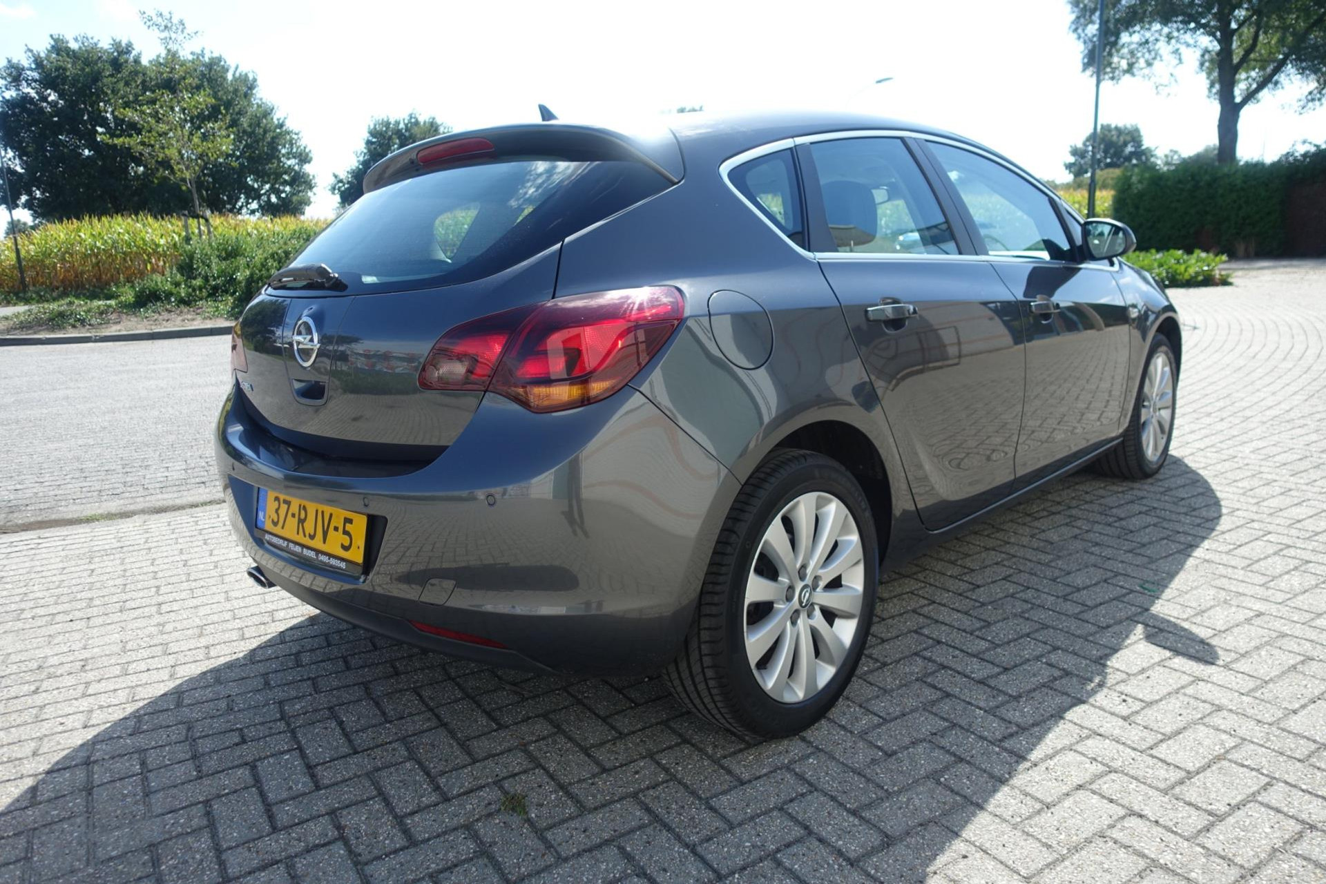 47743319-7.jpg