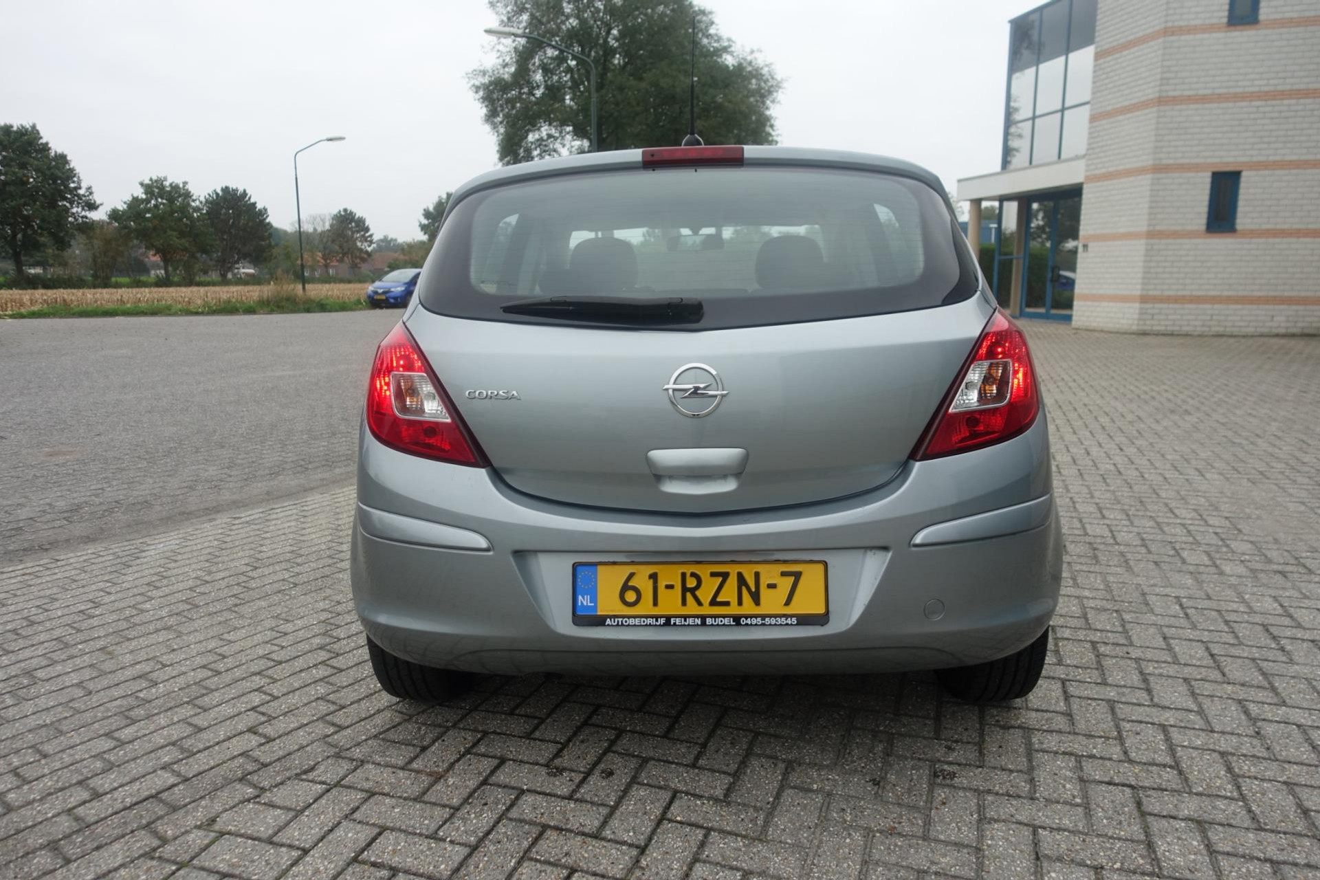 48336386-6.jpg