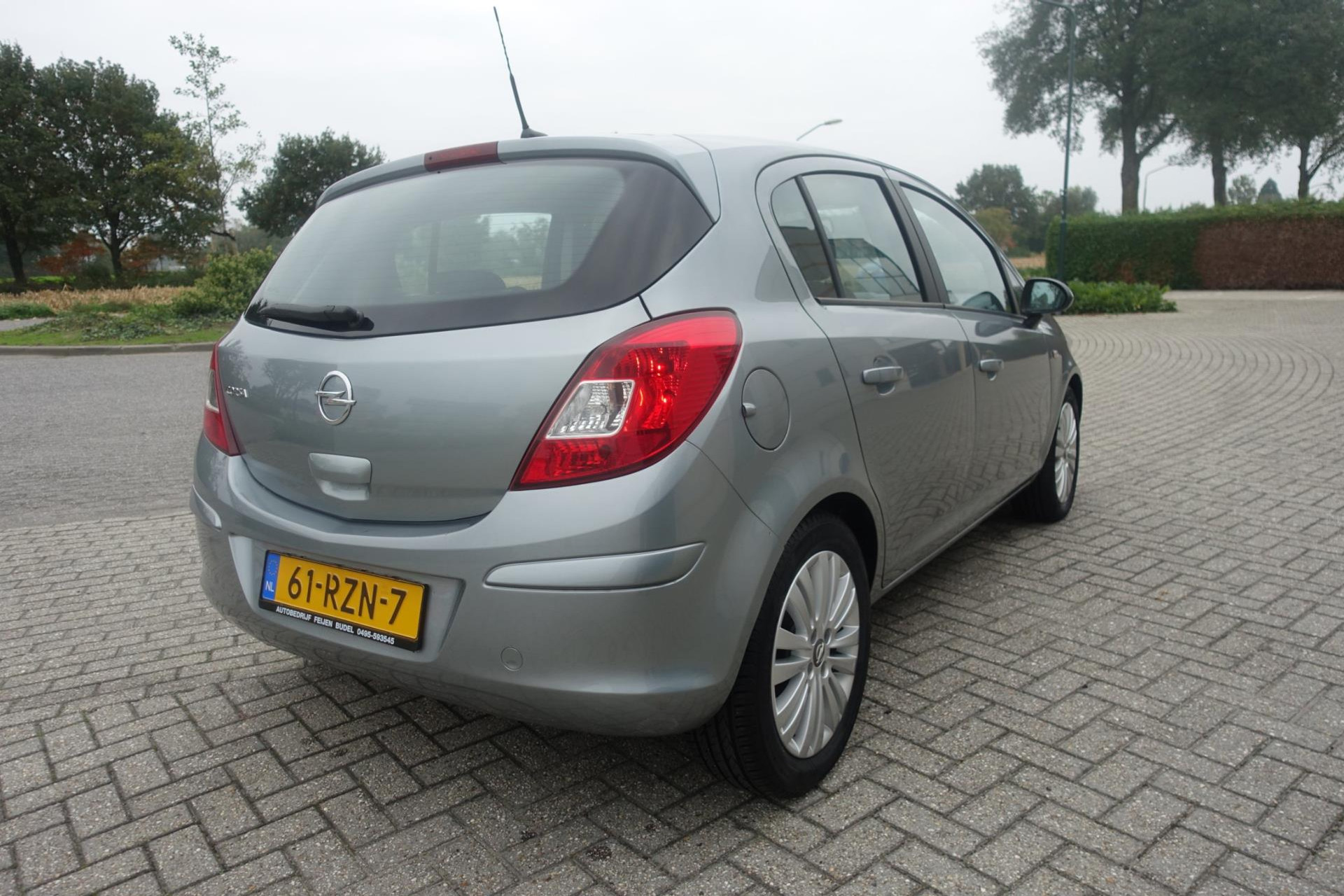 48336386-7.jpg