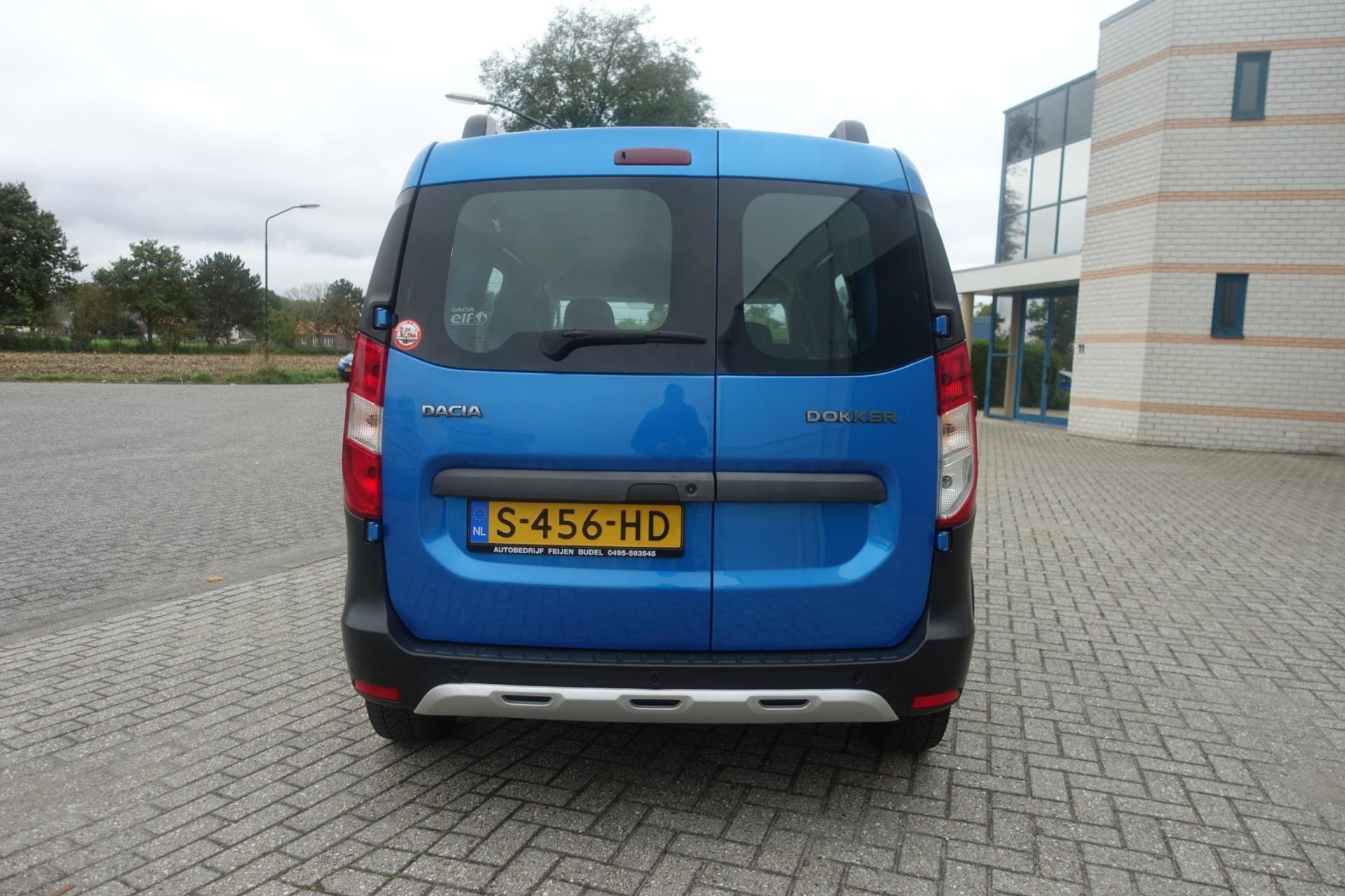 48423865-6.jpg